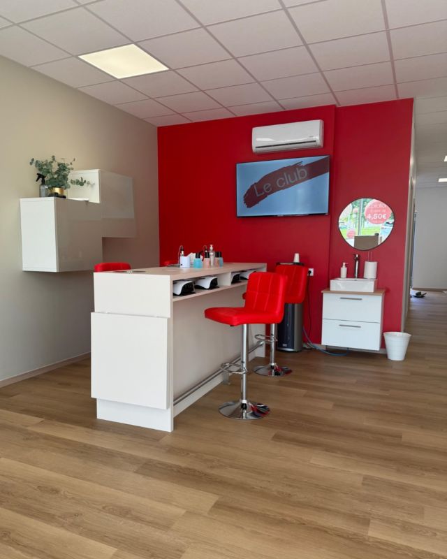 🔎 Découvrez notre institut Quick Épil’ de Vesoul !

Envie d’une pause beauté ? Découvrez notre tout nouvel institut à Vesoul, dédié à la beauté et au bien-être, sans rendez-vous et en toute simplicité !

Nos esthéticiennes vous accueillent avec douceur et professionnalisme pour prendre soin de vous de la tête aux pieds :

💅 Manucure et soin des ongles : des mains soignées en toute occasion
✨ Épilation : pour une peau douce et nette toute l’année
👁️ Beauté du regard : rehaussement et teinture des cils pour un regard lumineux
💆‍♀️ Soins visage et corps : pour une peau hydratée, fraîche et éclatante
🤲 Modelages relaxants : offrez-vous une vraie parenthèse bien-être
☀️ UV : un teint hâlé et lumineux même avant l’été

🕓 Avec ou sans rendez-vous, nos horaires flexibles s’adaptent à votre emploi du temps !

📢 Pour profiter d’avantages exclusifs, rejoignez le Club Quick Epil’ à partir de 7€/mois : 
épilation du visage ou des aisselles OFFERTE chaque mois, réductions allant de 30% à 60% sur vos prestations, un cadeau pour votre anniversaire, et bien plus encore !

📍 Retrouvez-nous au 2 Chemin de la Montoillotte, 70000 Vesoul

#QuickEpilVesoul #BeautéEtBienÊtre #ÉpilationDouceur #Manucure #SoinVisage #BeautéDuRegard #ManucureVesoul #Vesoul #NailArt #EpilationSourcils
